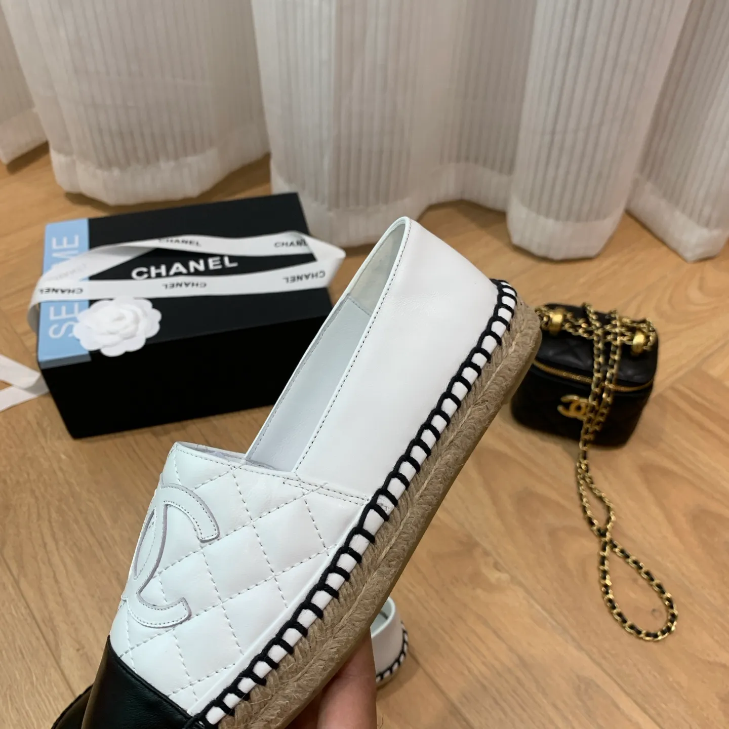 👟👟Ex-factory price 480👟👟 👑New colors are coming ✌️The new version of Chanel fisherman shoes is coming❗️Delivered in a complete set of top-notch packaging. The quality of my fisherman shoes has not been introduced much, everyone who has tried it knows it! The original customized upper, and my outsole is the original translucent outsole, the opaque outsole is the wrong version, full set of authentic packaging ❗️ size: 35-40, running price